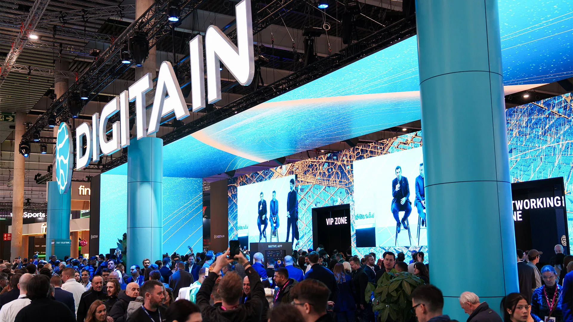 Digitain accueille les légendes du football Luís Figo et Alessandro Del Piero sur le stand de l'ICE Barcelona Digitain accueille les légendes du football Luís Figo et Alessandro Del Piero sur le stand de l'ICE Barcelona | 1769583200 469 Digitain accueille les legendes du football Luis Figo et Alessandro