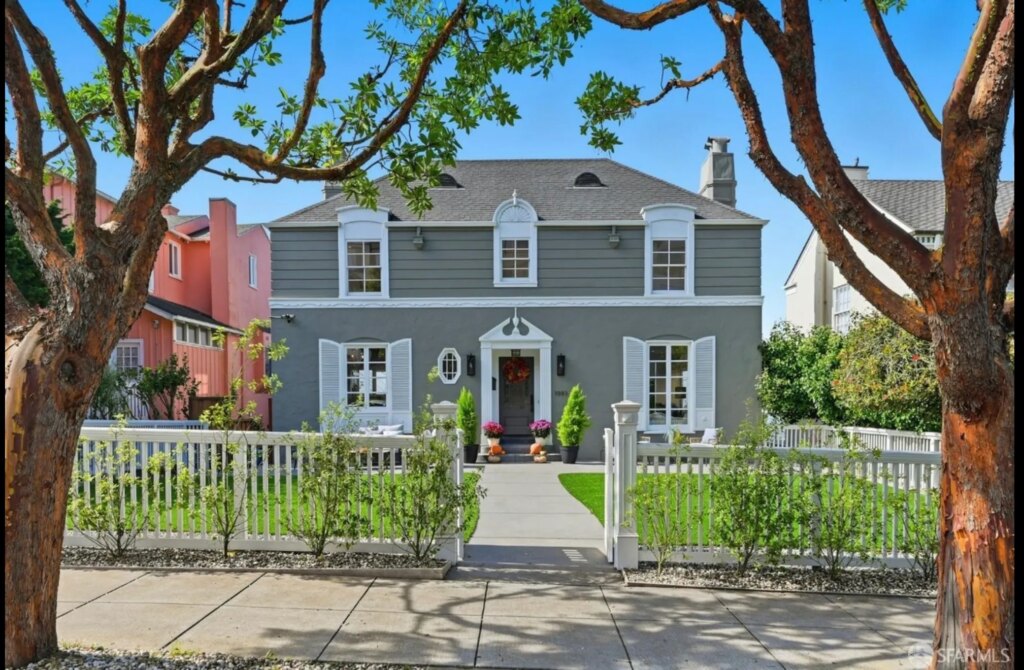 Les maisons les plus rares ont des cours avant et arrière fermées | Les maisons les plus rares ont des cours avant et