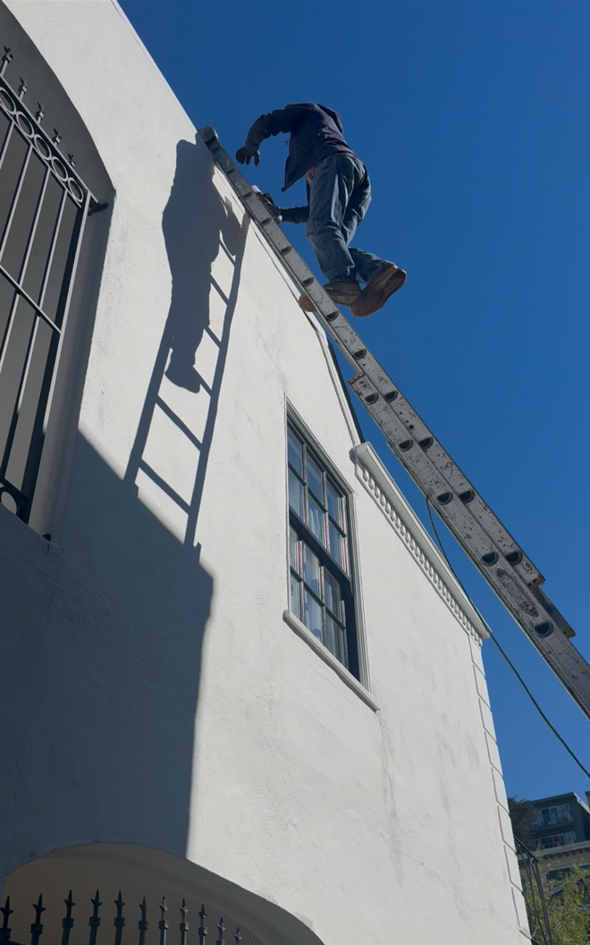 J'ai demandé à mon bricoleur de grimper sur le toit le 27 février 2026 pour répandre du scellant là où se trouve mon puits d'éclairage afin d'éviter les fuites.