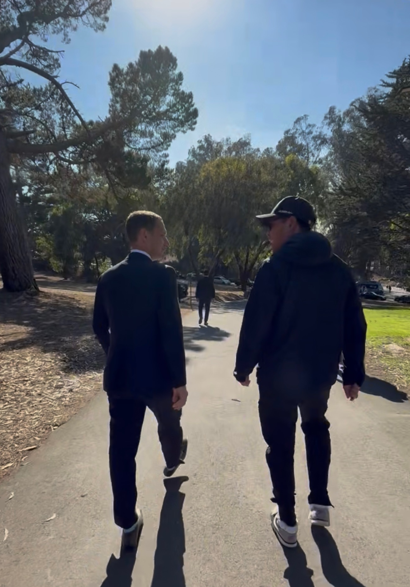 Sam Dogen discutant avec le maire de San Francisco, Daniel Lurie, après l'événement de Roger Federer au McClaren Park 
