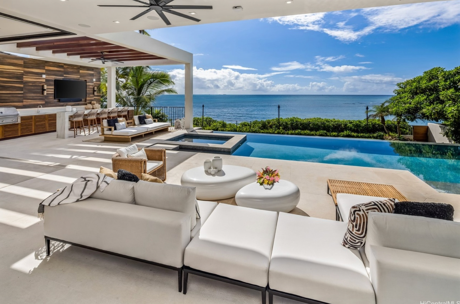 Comment les riches justifient l’achat de maisons de plus de 9 millions de dollars qu’ils utilisent à peine Comment les riches se permettent d'acheter des maisons de luxe qu'ils utilisent à peine - Maison avec une belle piscine à Honolulu